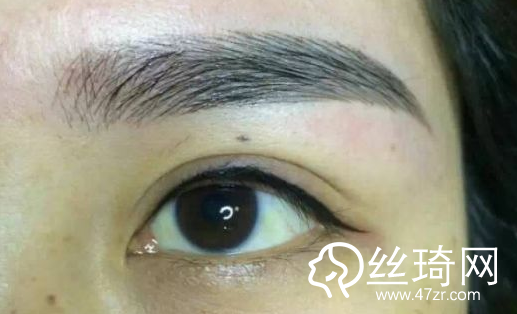 做美瞳線的三大誤區(qū)：酷炫小尾巴、上色過(guò)濃、強(qiáng)行補(bǔ)色